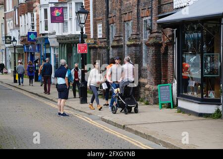 Rye, East Sussex, Großbritannien. 27. Mai 2021. Wetter in Großbritannien: Das wärmere Wetter bringt die Besucher in die antike Stadt Rye in East Sussex. Foto-Kredit: Paul Lawrenson /Alamy Live Nachrichten Stockfoto