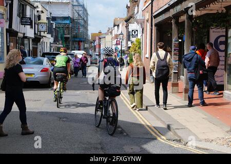 Rye, East Sussex, Großbritannien. 27. Mai 2021. Wetter in Großbritannien: Das wärmere Wetter bringt die Besucher in die antike Stadt Rye in East Sussex. Foto-Kredit: Paul Lawrenson /Alamy Live Nachrichten Stockfoto