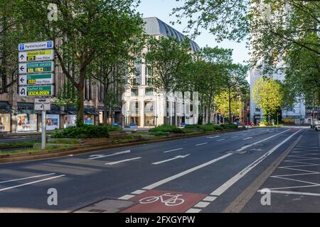 Heinrich-Heine-Allee am Morgen in Düsseldorf Stockfoto