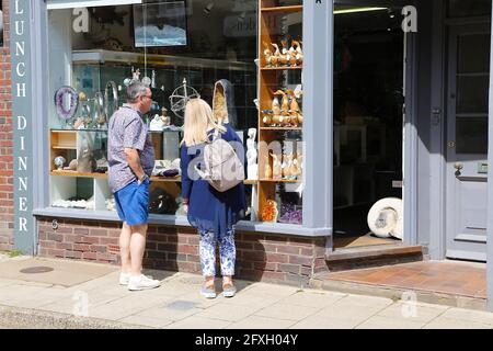 Rye, East Sussex, Großbritannien. 27. Mai 2021. Wetter in Großbritannien: Das wärmere Wetter bringt die Besucher in die antike Stadt Rye in East Sussex. Foto-Kredit: Paul Lawrenson /Alamy Live Nachrichten Stockfoto