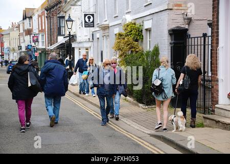 Rye, East Sussex, Großbritannien. 27. Mai 2021. Wetter in Großbritannien: Das wärmere Wetter bringt die Besucher in die antike Stadt Rye in East Sussex. Foto-Kredit: Paul Lawrenson /Alamy Live Nachrichten Stockfoto