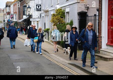 Rye, East Sussex, Großbritannien. 27. Mai 2021. Wetter in Großbritannien: Das wärmere Wetter bringt die Besucher in die antike Stadt Rye in East Sussex. Foto-Kredit: Paul Lawrenson /Alamy Live Nachrichten Stockfoto