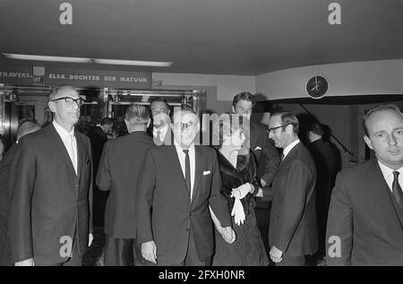 Königin Juliana und Prinz Bernhard präsentieren bei der Premiere des Films Elsa die Löwin [Born Free, Regie: James Hill, 1966] im Stadttheater in Amsterdam, 13. Juli 1966, Kinos, Filme, königliches Haus, Premieren, Niederlande, Presseagentur des 20. Jahrhunderts, News to remember, Dokumentarfilm, historische Fotografie 1945-1990, visuelle Geschichten, Menschliche Geschichte des zwanzigsten Jahrhunderts, Momente in der Zeit festzuhalten Stockfoto