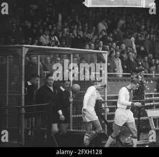 Fußballspiel Ajax gegen GVAV in Amsterdam 5-1; der Schiedsrichter, der Linienrichter und die Fußballer Piet Keizer und Klaas Nuninga beim Verlassen des Käfigs, 5. Dezember 1965, Linienrichter, Publikum, Schiedsrichter, Fußball, Fußballer, Niederlande, Foto der Presseagentur des 20. Jahrhunderts, zu erinnerende Nachrichten, Dokumentation, historische Fotografie 1945-1990, visuelle Geschichten, Menschliche Geschichte des zwanzigsten Jahrhunderts, Momente in der Zeit festzuhalten Stockfoto