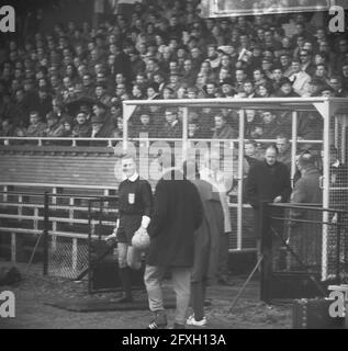 Fußballspiel Ajax gegen GVAV in Amsterdam 5-1; Schiedsrichter beim Verlassen des Käfigs, 5. Dezember 1965, Publikum, Schiedsrichter, Fußball, Niederlande, Foto der Presseagentur des 20. Jahrhunderts, zu erinnerende Nachrichten, Dokumentarfilm, historische Fotografie 1945-1990, visuelle Geschichten, Menschliche Geschichte des zwanzigsten Jahrhunderts, Momente in der Zeit festzuhalten Stockfoto