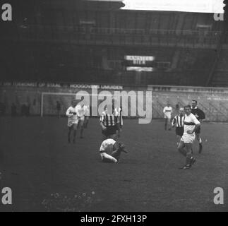 Fußballspiel DWS gegen PSV in Amsterdam: 2-2; Fußballspieler Piet Boogaard, der auf dem Boden lag, nachdem Daan Schrijvers ihn zum Boden gebracht hatte, 28. November 1965, Sport, Fußball, Fußballspieler, Niederlande, Presseagentur des 20. Jahrhunderts, Foto, Nachrichten zum erinnern, Dokumentarfilm, historische Fotografie 1945-1990, visuelle Geschichten, Menschliche Geschichte des zwanzigsten Jahrhunderts, Momente in der Zeit festzuhalten Stockfoto