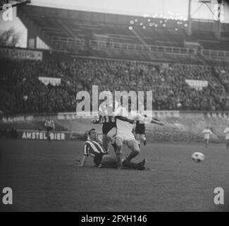 Fußballspiel DWS gegen PSV in Amsterdam: 2-2; Spielmoment, 28. November 1965, Sport, Fußball, Fußballspieler, Niederlande, Foto der Presseagentur des 20. Jahrhunderts, zu erinnerende Nachrichten, Dokumentarfilm, historische Fotografie 1945-1990, visuelle Geschichten, Menschliche Geschichte des zwanzigsten Jahrhunderts, Momente in der Zeit festzuhalten Stockfoto