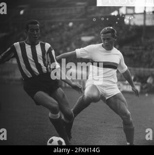 Fußballspiel DWS gegen PSV in Amsterdam: 2-2; Daan Schrijvers während eines Duells mit Frans Geurtsen, 28. November 1965, Sport, Fußball, Fußballspieler, Niederlande, Presseagentur des 20. Jahrhunderts, Foto, Nachrichten zum erinnern, Dokumentarfilm, historische Fotografie 1945-1990, visuelle Geschichten, Menschliche Geschichte des zwanzigsten Jahrhunderts, Momente in der Zeit festzuhalten Stockfoto