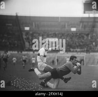 Fußballspiel DWS gegen PSV in Amsterdam: 2-2; Geurtsen im Duell mit Torwart Strich (PSV), 28. November 1965, Duelle, Torhüter, Sport, Fußball, Niederlande, Foto der Presseagentur des 20. Jahrhunderts, zu erinnerende Nachrichten, Dokumentarfilm, historische Fotografie 1945-1990, visuelle Geschichten, Menschliche Geschichte des zwanzigsten Jahrhunderts, Momente in der Zeit festzuhalten Stockfoto