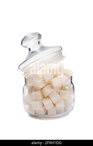 Glaszuckerschale gefüllt mit Zuckerwürfeln, die auf Weiß isoliert sind Hintergrund Stockfoto
