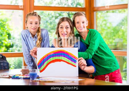 Mutter mit Kindern malen mit Wasser Farbe Stockfoto