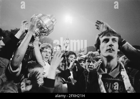 Fußball AZ 67 gegen FC-Utrecht 5-1 (KNVB-Pokal); Freude bei AZ 67, 18. Mai 1982, Sport, Fußball, Niederlande, 20. Jahrhundert Presseagentur Foto, Nachrichten zu erinnern, Dokumentarfilm, historische Fotografie 1945-1990, visuelle Geschichten, Menschliche Geschichte des zwanzigsten Jahrhunderts, Momente in der Zeit festzuhalten Stockfoto