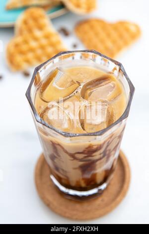 Iced Caramel Latte Kaffee in einem hohen Glas mit Karamell Sirup Stockfoto