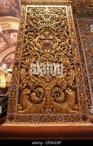 Valletta. Malta. St John's Co-Cathedral. Innenansicht der vergoldeten Wände im hohen Barockstil. Stockfoto