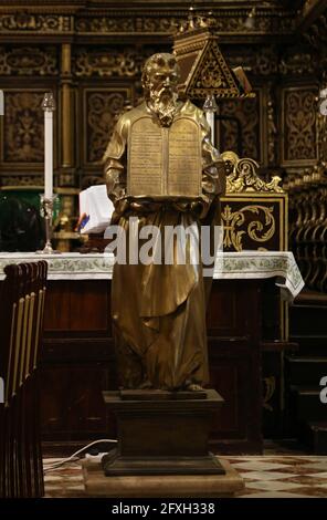 Valletta. Malta. St John's Co-Cathedral. Die Bronzestatue von Moses mit den Gesetzestafeln im Presbyterium. Stockfoto