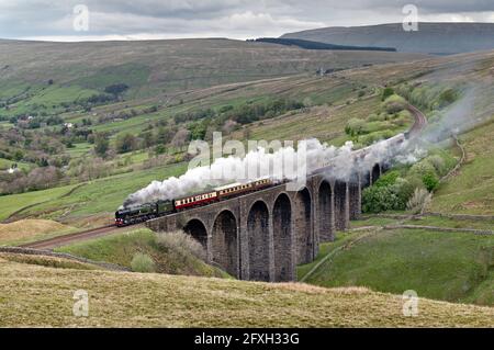 Dampflokomotive 'Braunton' mit 'The Fellsman' Special, die von Crewe nach Carlisle über die Settle-Carlisle-Bahn fährt, gesehen am Viadukt von Arten Gill. Stockfoto