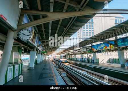 Ein Skytrain, der am Phloen Chit Bahnhof in Bangkok in Thailand in Südostasien ankommt. Stockfoto