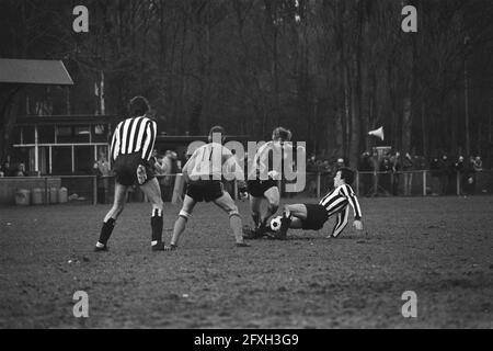 Fußball Kon. HFC gegen Old Internationals, Spielmomente, 1. Januar 1977, Internationale, Sport, Fußball, Niederlande, Foto der Presseagentur des 20. Jahrhunderts, zu erinnerende Nachrichten, Dokumentarfilm, historische Fotografie 1945-1990, visuelle Geschichten, Menschliche Geschichte des zwanzigsten Jahrhunderts, Momente in der Zeit festzuhalten Stockfoto