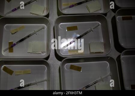 Berlin, Deutschland. Mai 2021. Injektionen mit dem BioNTech-Pfizer-Impfstoff im Corona Impfzentrum Messe Berlin. Dort arbeiten unter anderem Helfer der Malteser und der Bundeswehr. Quelle: Christoph Soeder/dpa/Alamy Live News Stockfoto