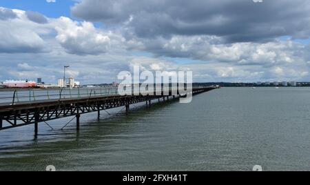 Der historische, 640 Meter lange Hythe Pier, der in das Wasser von Southampton ragt. Hythe, Hampshire, Großbritannien. Stockfoto