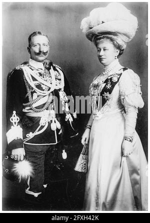 Wilhelm II. (1859-1941) (Wilhelm II.) in Militäruniform, der letzte deutsche Kaiser und König von Preußen (1888-1918), mit seiner Frau Kaiserin Augusta Victoria von Schleswig-Holstein (1858-1921), Portraitaufnahme um 1900 Stockfoto