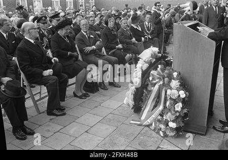 Königin Juliana und Prinz Bernhard bei der 25. Gedenkfeier der Toten im Gefängnis Scheveningen in Zelle 601, nach der Kranzniederlegung, 12. September 1970, Gefängnisse, queens, Kranzniederlegung, Niederlande, Foto der Presseagentur des 20. Jahrhunderts, zu erinnerende Nachrichten, Dokumentation, historische Fotografie 1945-1990, visuelle Geschichten, Menschliche Geschichte des zwanzigsten Jahrhunderts, Momente in der Zeit festzuhalten Stockfoto