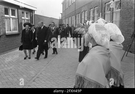 Königin Juliana und Prinz Bernhard bei der 25. Gedenkfeier der Toten im Gefängnis Scheveningen in Zelle 601, Scheveninger Fischerfrauen bei Ankunft, 12. September 1970, Ankunft, Gefängnisse, queens, Niederlande, Presseagentur des 20. Jahrhunderts, Foto, zu erinnerende Nachrichten, Dokumentarfilm, historische Fotografie 1945-1990, visuelle Geschichten, Menschliche Geschichte des zwanzigsten Jahrhunderts, Momente in der Zeit festzuhalten Stockfoto