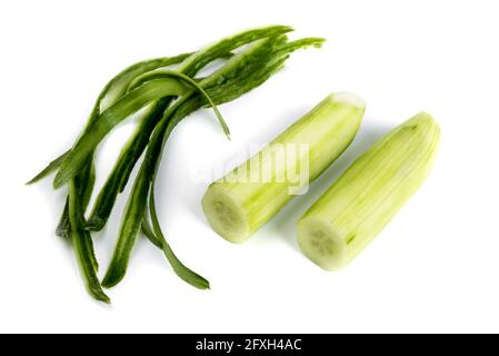 Gurken und Schälchen auf weißem Hintergrund abschälen Stockfoto