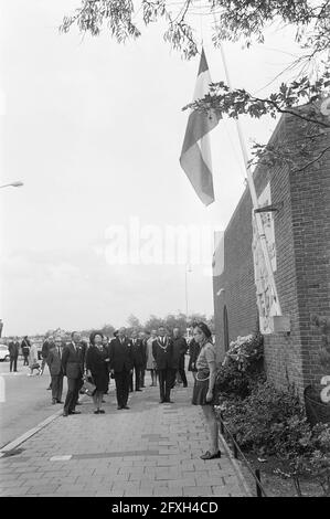 Königin Juliana und Prinz Bernhard bei der 25. Gedenkfeier an die Toten im Gefängnis Scheveningen in Zelle 601, 12. September 1970, Gefängnisse, Königinnen, Niederlande, Presseagentur des 20. Jahrhunderts, Foto, Nachrichten zum erinnern, Dokumentarfilm, historische Fotografie 1945-1990, visuelle Geschichten, Menschliche Geschichte des zwanzigsten Jahrhunderts, Momente in der Zeit festzuhalten Stockfoto