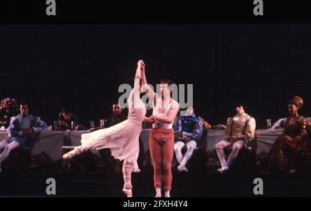 ** SONDERGEBÜHR ** ** SONDERGEBÜHR ** CARLA FRACCI, RUDOLF NUREYEU IN EINER AUSSTELLUNG VON ROMEO UND JULIA AUS DEM JAHR 1981 (MAILAND - 1981-04-01, Photo De Bellis/norma Picciotto/Fotografmma/de Bellis) kann sie in Übereinstimmung mit dem Aufnahmekontext verwendet werden, Und ohne die diffamierende Absicht der Anstand der Menschen vertreten (Foto Repertoire - 2021-05-27, Foto De Bellis/norma Picciotto /) p.s. la foto e' utilizzabile nel rispetto del contesto in cui e' stata scattata, e senza intento diffamatorio del decoro delle persone rapresentate Stockfoto