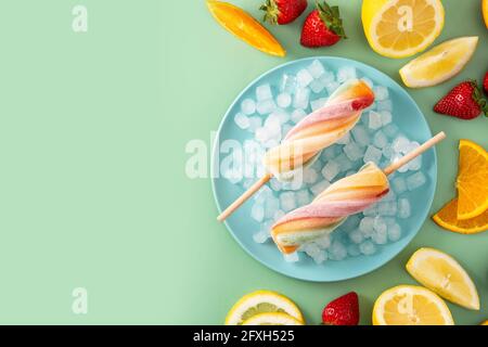 Spiral bunten Eis mit Früchten auf grünem Hintergrund Stockfoto
