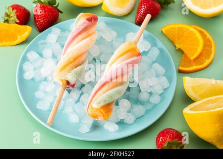 Spiral bunten Eis mit Früchten auf grünem Hintergrund Stockfoto