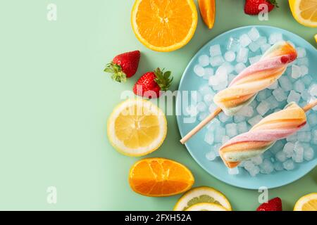 Spiral bunten Eis mit Früchten auf grünem Hintergrund Stockfoto