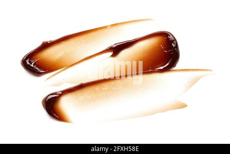Schokoladenfarbener Gel-Abstrich und -Textur. Kosmetisches Gel oder Karamellsirup auf weißem Hintergrund Stockfoto