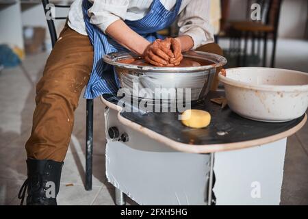 Nahaufnahme einer professionellen Töpfer formenden Tonvase Stockfoto