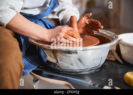 Nahaufnahme eines professionellen Meisters, der Ton formt Stockfoto