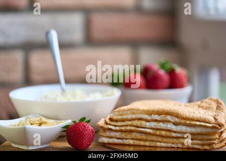 Hausgemachter Keto-Kuchen mit Erdbeeren. Stockfoto