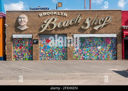 Das farbenfrohe Äußere des Brooklyn Beach Shops am Coney Island Boardwalk in New York City. Stockfoto