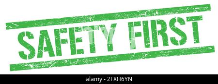 SICHERHEIT ERSTER Text auf grünem grungy Rechteck Stempelzeichen. Stockfoto