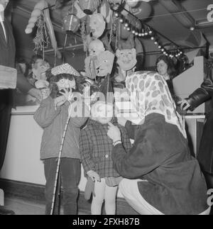 Vorbereitungen Karneval in Den Bosch Oeteldonks Prinsennar, an dem viele arbeiten, 27. Januar 1964, KARNEVAL, Niederlande, 20. Jahrhundert Presseagentur Foto, Nachrichten zu erinnern, Dokumentarfilm, historische Fotografie 1945-1990, visuelle Geschichten, Menschliche Geschichte des zwanzigsten Jahrhunderts, Momente in der Zeit festzuhalten Stockfoto