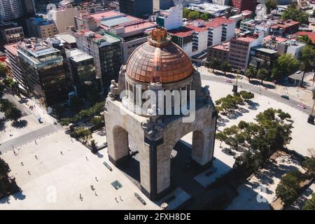 Tagesansicht des historischen Denkmals der Revolution am Platz der Republik in Mexiko-Stadt, Mexiko. Stockfoto