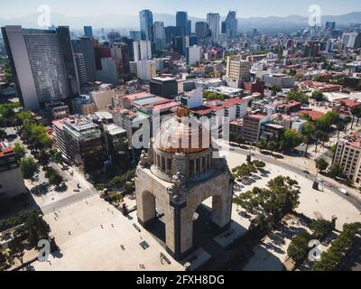 Tagesansicht des historischen Denkmals der Revolution am Platz der Republik in Mexiko-Stadt, Mexiko. Stockfoto