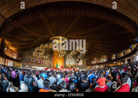 Die Menschen versammeln sich während der Messe in der berühmten Basilika unserer Lieben Frau von Guadalupe in Mexiko-Stadt, Mexiko. Stockfoto