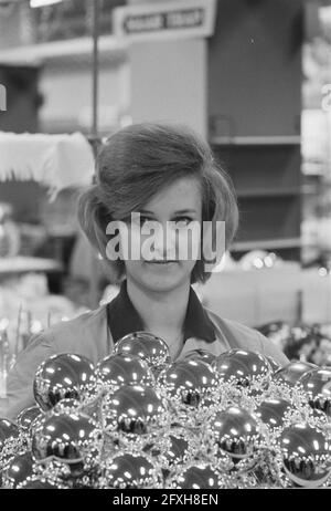 Vorbereitungen Weihnachtsfeier in den Kaufhäusern, Verkäuferin mit Kugeln, 8. Dezember 1960, WEIHNACHTSFEST, Vorbereitungen, WARENHÄUSER, Verkäuferinnen, Niederlande, Presseagentur des 20. Jahrhunderts, Foto, Nachrichten zu erinnern, Dokumentarfilm, historische Fotografie 1945-1990, visuelle Geschichten, Menschliche Geschichte des zwanzigsten Jahrhunderts, Momente in der Zeit festzuhalten Stockfoto