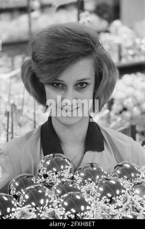 Vorbereitungen Weihnachtsfeier in den Kaufhäusern, 8. Dezember 1960, WEIHNACHTSFEST, Vorbereitungen, WARENHUIZES, Niederlande, Presseagentur des 20. Jahrhunderts, Foto, Nachrichten zum erinnern, Dokumentarfilm, historische Fotografie 1945-1990, visuelle Geschichten, Menschliche Geschichte des zwanzigsten Jahrhunderts, Momente in der Zeit festzuhalten Stockfoto