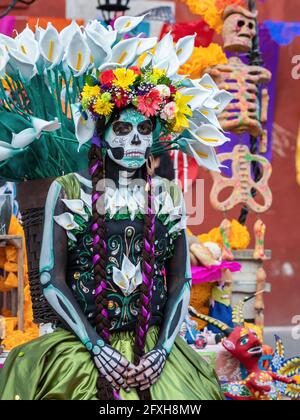 Porträt einer Frau, die wunderschöne Day of the Dead Kostüme und Totenschädel Make-up trägt, auf den Straßen von Guanajuato City, Mexiko. Stockfoto