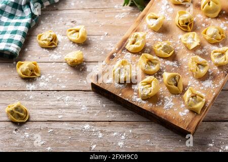 Ungekochte Pelmeni-Knödel auf rustikalem Holztisch. Typisch russisches Essen Stockfoto