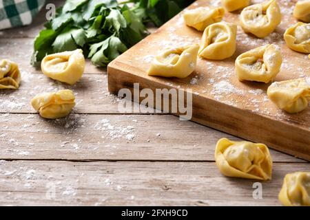 Ungekochte Pelmeni-Knödel auf rustikalem Holztisch. Typisch russisches Essen Stockfoto