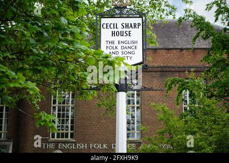 Nahaufnahme des Zeichens von Cecil Sharp House, dem englischen Volkstanz und der Song Society Stockfoto