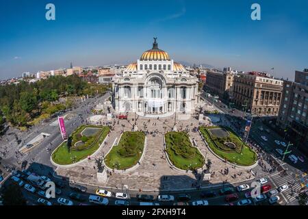 Architektonisches Wahrzeichen Palast der Schönen Künste (spanisch: Palacio de Bellas Artes ) im historischen Zentrum von Mexiko-Stadt, Mexiko. Stockfoto